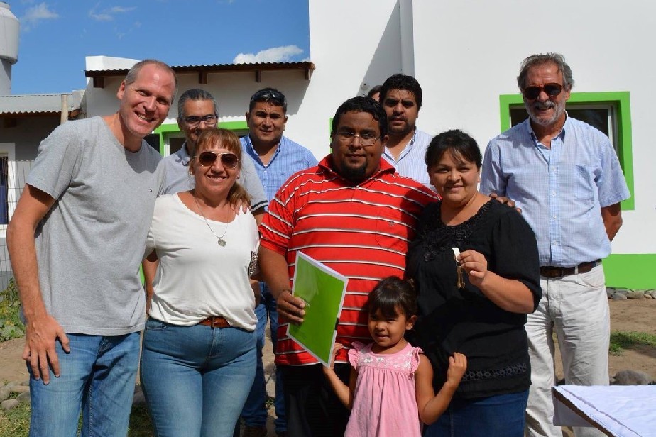 Siete familias del barrio Mosconi de General Roca ya tienen su vivienda propia